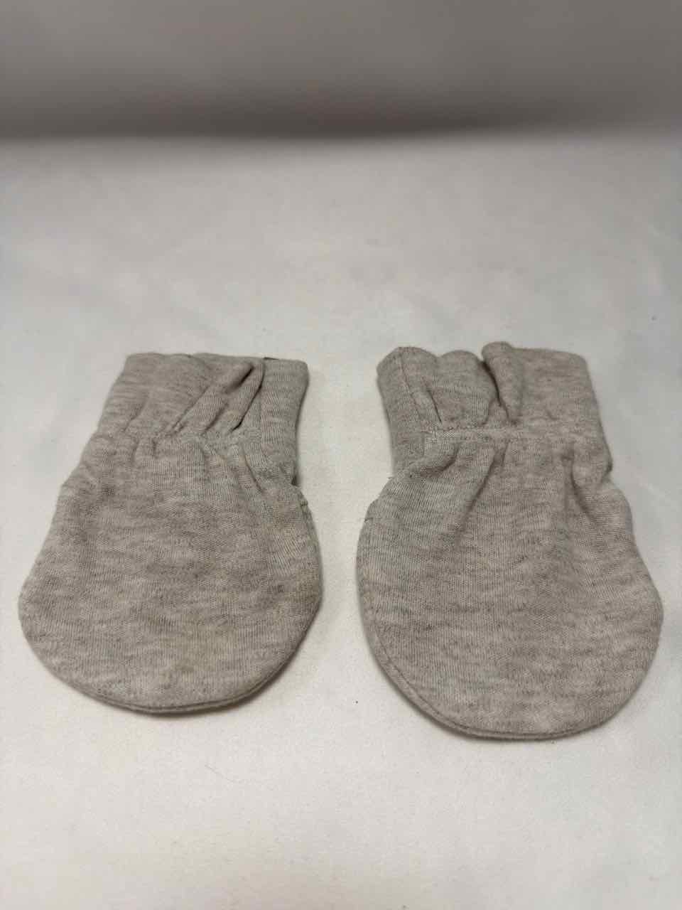 Goumi Oatmeal Gently Used Mittens- Newborn