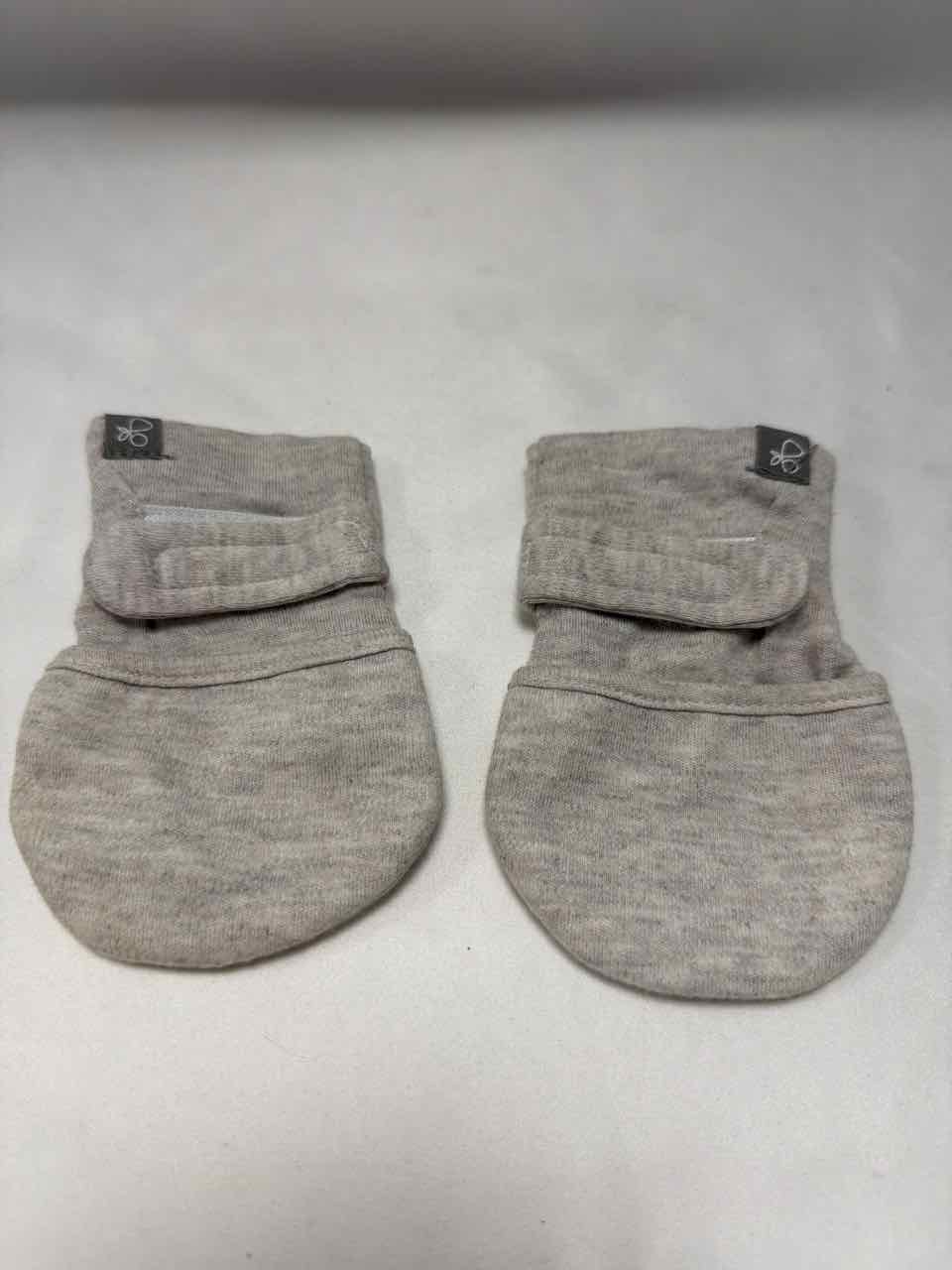 Goumi Oatmeal Gently Used Mittens- Newborn
